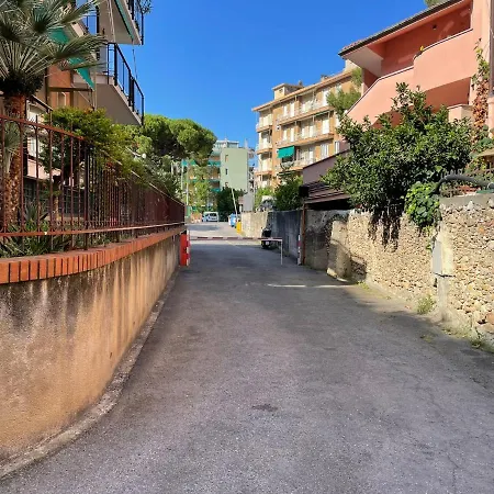 Appartamento [loano] Bilocale A 150 Metri Dal Mare Con Giardino Loano